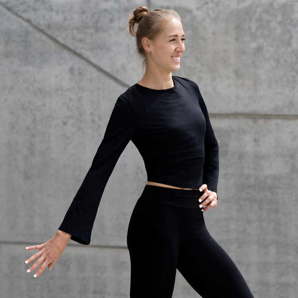 Yoga-Shirt "Soraya", black – Cropped Langarmshirt mit tiefem Rückenausschnitt - Kamah Yoga and Style